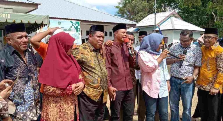 Wali Kota Tual Adam Rahayaan (ketiga dari kiri) dan Wakil Wali Kota Tual Usman Tamnge (keempat dari kiri) dalam agenda ramah tamah di Lapangan Kantor Kecamatan Kur Selatan, Finua/Desa Warkar, Kecamatan Kur Selatan bertempat Minggu (15/10/2023). Foto: Komar Efruan