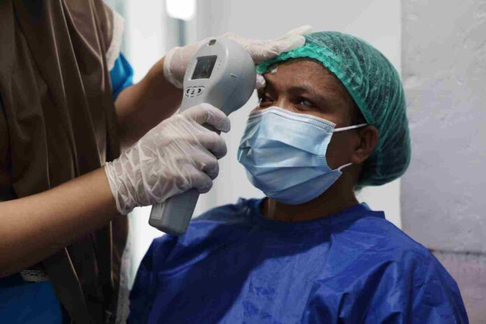 Maria Rahanyaan (45), salah satu pasien Baksos Operasi Katarak yang diselenggarakan oleh Perdami dan BCA bersama Pemkab Malra, di RSUD Karel Sadsuitubun Langgur, 11-15 Oktober 2023. Foto: Humas BCA