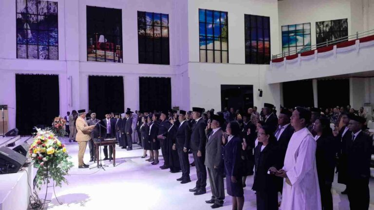 Bupati Malra M. Thaher Hanubun melantik 26 pejabat pengawas lingkup Pemkab Malra. Acara pelantikan dan pengambilan sumpah dilaksanakan di Aula Kantor Bupati Malra, Sabtu (28/10/2023). Foto: Labes Remetwa