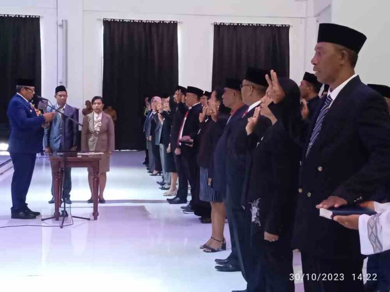 Bupati Malra M. Thaher Hanubun melantik 40 pejabat administrator dan empat pejabat pengawas. Acara pelantikan dan pengambilan sumpah dilaksanakan di Aula Kantor Bupati Malra, Senin (30/10/2023). Foto: Dewi Sirwutubun