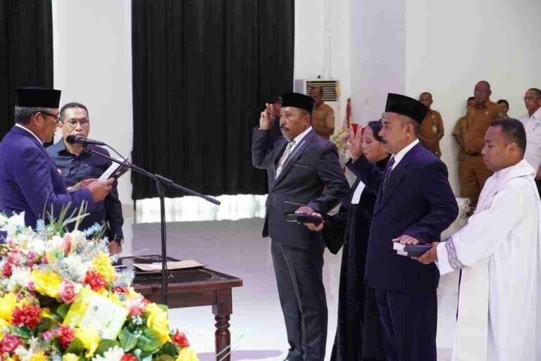 Bupati Malra M. Thaher Hanubun melantik dua Pejabat Pimpinan Tinggi Pratama (PTP). Acara pelantikan dan pengambilan sumpah dilaksanakan di Aula Kantor Bupati Malra, Senin (30/10/2023). Foto: