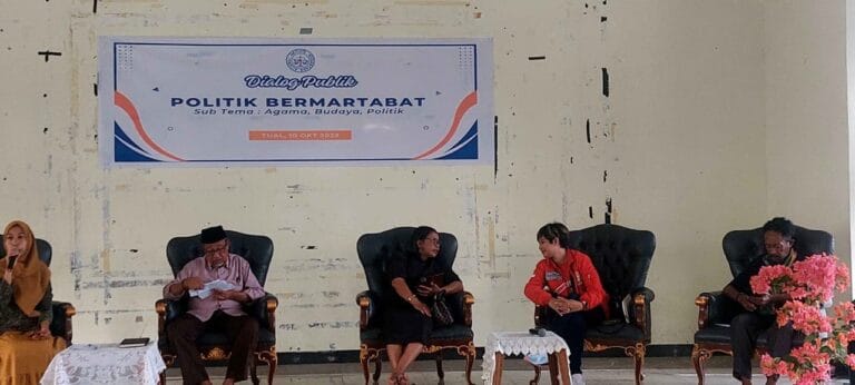 Kedua dari kiri: Ketua MUI Tual Hi. Ahmad Kabalmay, Ketua Klasis GPM Pulau-Pulau Kei Kecil dan Kota Tual Pdt. Irene Koljaan, Wasekjend DPP Partai Solidaritas Indonesia (PSI) Karen Pooroe, dan Jurnalis dan Sastrawan Rudi Fofid. Foto: Neri Rahabav