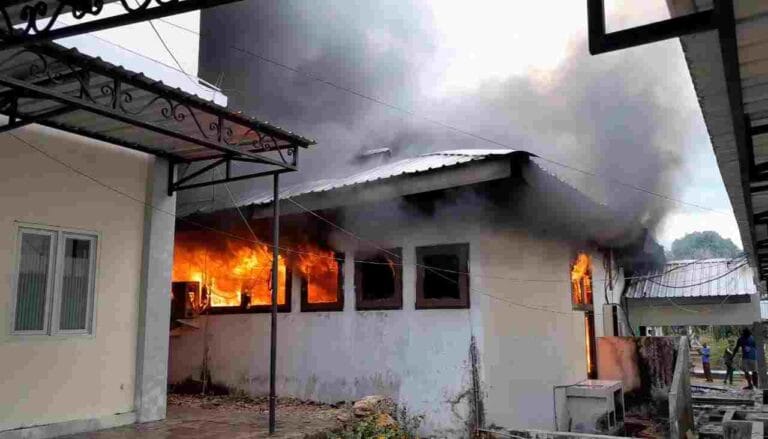 RSUD Langgur Terbakar: Si Jago Merah Lahap Gudang Farmasi