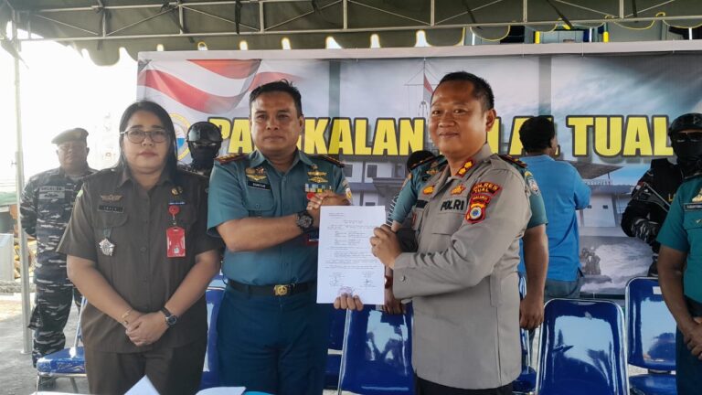 Komandan Lanal Tual Kolonel Laut (P) Guntur Alamsyah menyerahkan barang bukti penangkapan kepada Kapolres Tual AKBP Prayuda Widiatmoko, di Dermaga Martadinata Lanal Tual, Selasa (24/10/2023). Foto: Labes Remetwa