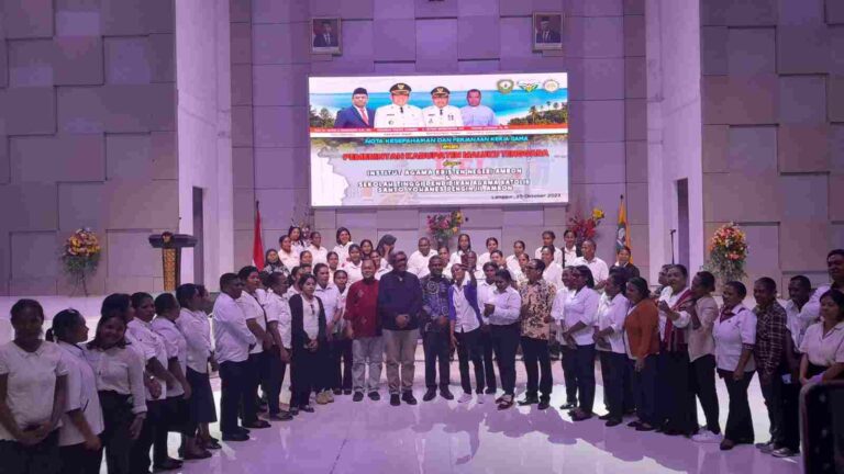 Bupati Malra M. Thaher Hanubun berpose bersama calon mahasiswa STPAK Ambon dan IAKN Ambon usai penandatanganan MoU atara Pemkab Malra dengan dua perguruan tinggi tersebut, di Aula Kantor Bupati Malra, Rabu (25/10/2023). Foto: Labes Remetwa