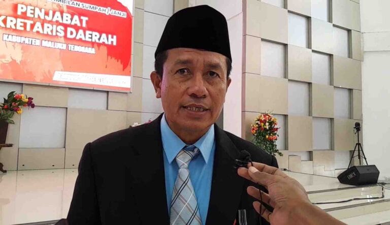 Pj. Sekda Malra Nicodemus Ubro diwawancarai usai pelantikan pada 5 Sepember 2023. Foto: Labes Remetwa