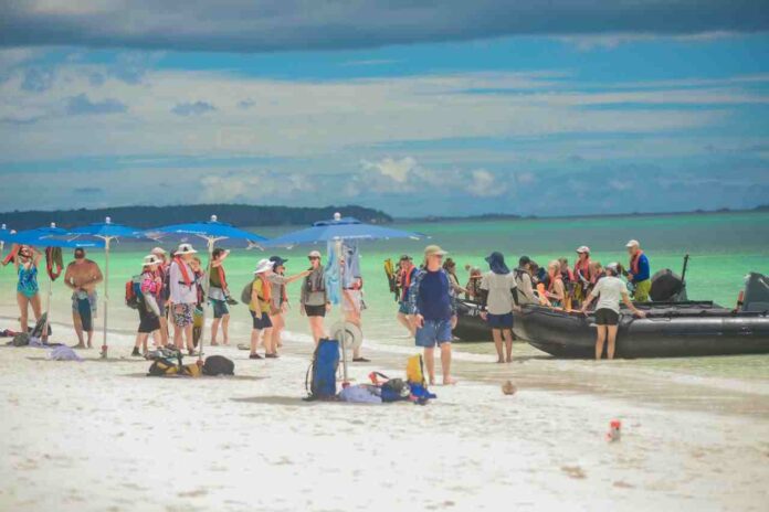 Kapal Pesiar MV. Le Laperouse membawa 125 wisatawan mancanegara ke Pantai Ngurbloat, Kepulauan Kei, Maluku, Jumat (13/10/2023). Foto: Dokpri