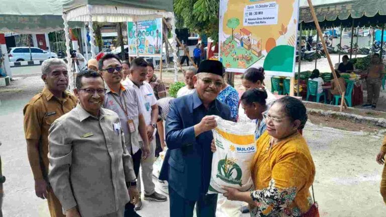 Wakil Bupati Malra Petrus Beruatwarin membagikan Bantuan Pangan Cadangan Pangan Pemerintah, berupa beras, kepada perwakilan Keluarga Penerima Manfaat. Kegiatan dilaksanakan di Halaman Kantor Disketapang Malra, Senin (16/10/2023). Foto: Labes Remetwa