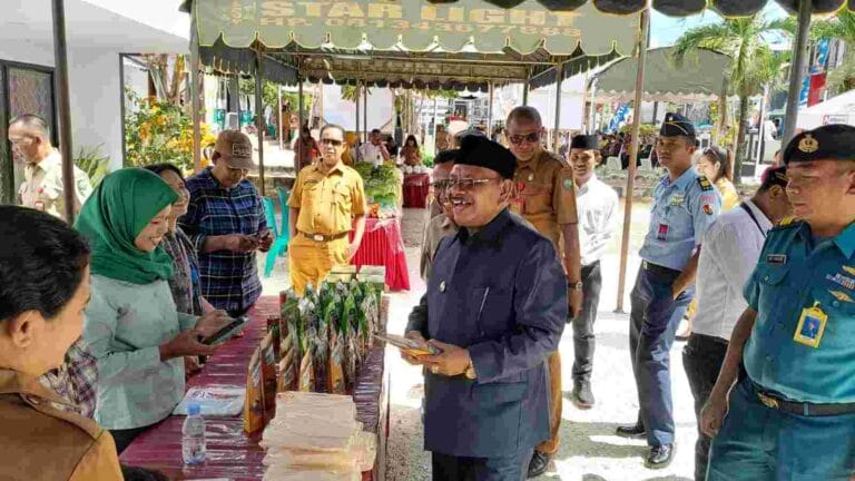 Wakil Bupati Malra Petrus Beruatwarin meninjau aktivitas Gerakan Pangan Murah di Halaman Kantor Disketapang Malra, Senin (16/10/203). Foto: Labes Remetwa