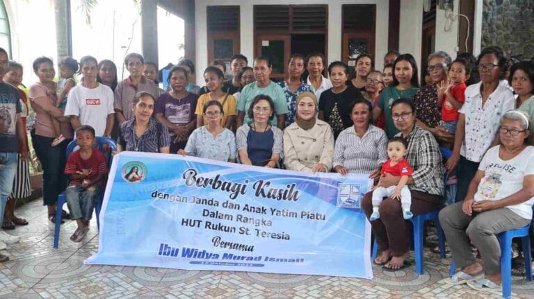 Rayakan HUT St. Theresia, Widya MI Bagi Ratusan Paket Sembako