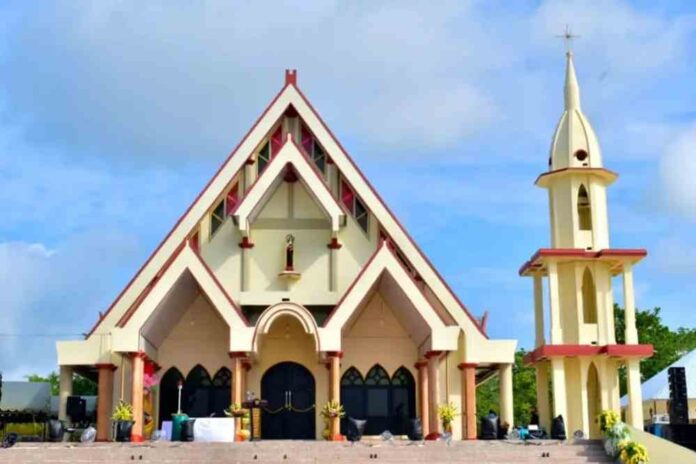 Gereja St. Theresia dari Kanak-Kanak Yesus Stasi Somlain, di Ohoi Somlain, Kecamatan Kei Kecil Barat, Kabupaten Maluku Tenggara, Provinsi Maluku.