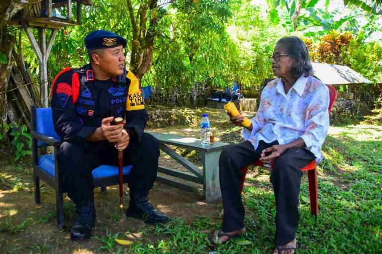 Jelang HUT ke-78 Korps Brimob Polri Satbrimobda Maluku Bedah Rumah Warakawuri