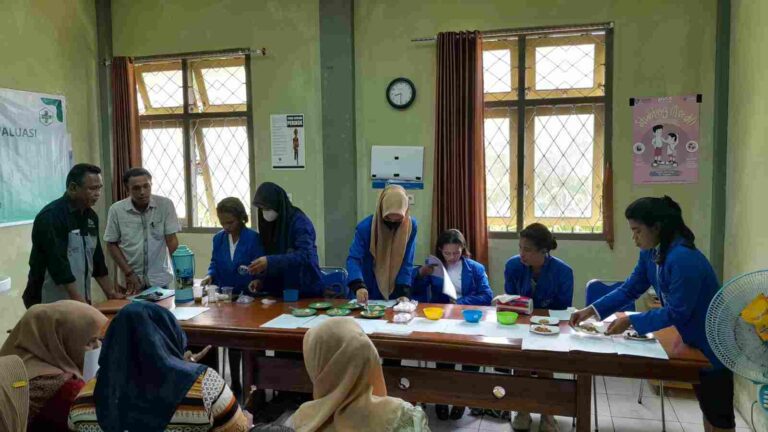 Enam mahasiswa Polikant didampingi Dosen Pembimbing I Dr. Celcius Waran, M.Si dan Dosen Pembimbing II D. Irwan Latar, S.Pi, M.Si, mempromosikan MPASI dan jamu buatan mahasiswa kepada para tenaga kesehatan di Puskesmas Tual, Kecamatan Dullah Selatan, Kota Tual, Maluku, Kamis (9/11/2023). Foto: Labes Remetwa