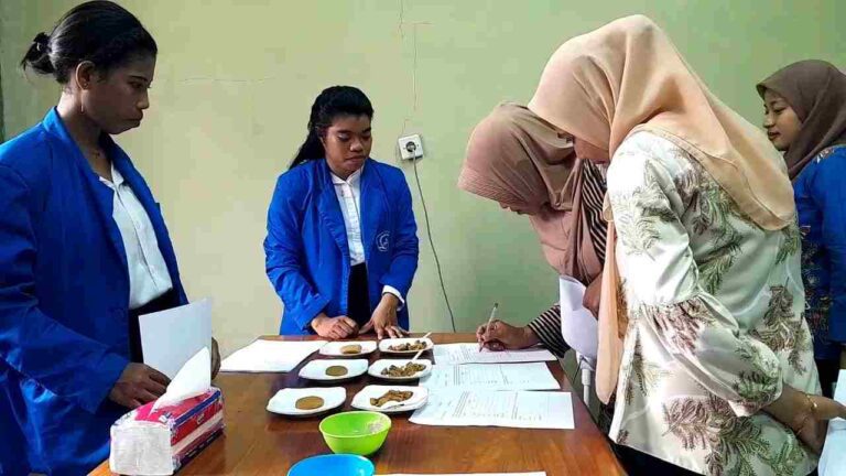 Ujian tahap promosi mahasiswa Program Studi (Prodi) Bioteknologi Politeknik Perikanan Negeri Tual (Polikant) di Puskesmas Tual, Kamis (9/11/2023). Foto: Labes Remetwa