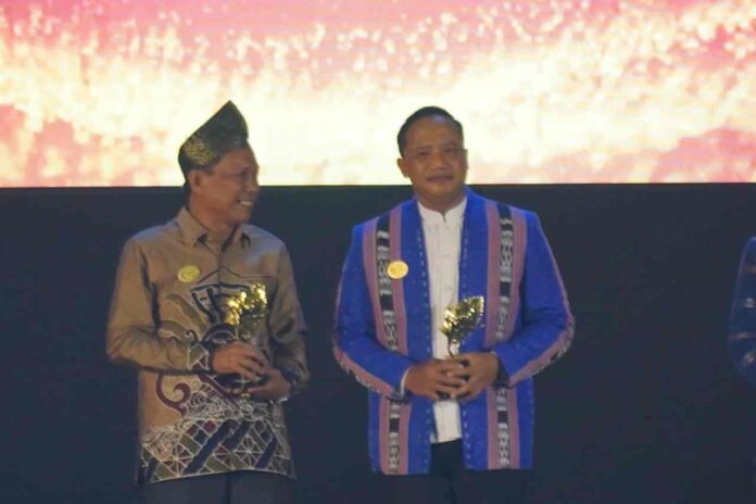 Penjabat Bupati Maluku Tenggara (Malra) Drs. Jasmono, M.Si (kanan) menerima penghargaan Anugerah Pesona Indonesia (API) dan Desa Wisata Membangun Negeri (MI), di Malam Puncak Anugerah Pesona Idonesia (API) 2023, Ambon, Rabu (1/11/2023). Foto: Bagian Protokoler dan Komunikasi Pimpinan Setda Malra