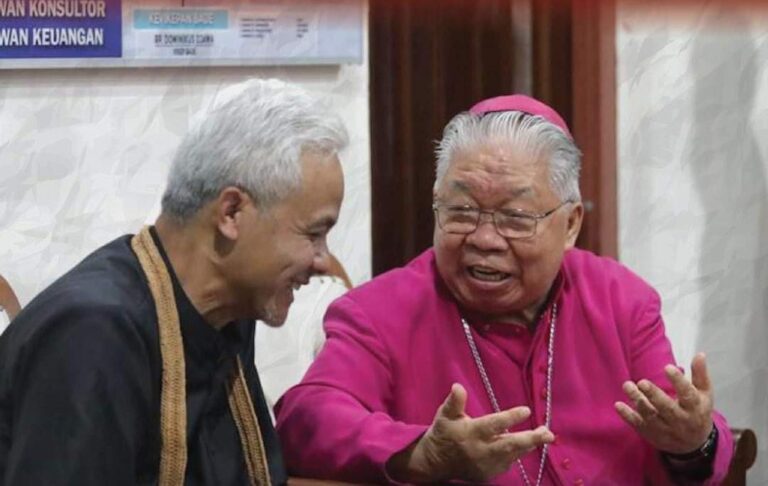 Ganjar Pranowo dan Uskup Agung Merauk Mgr. Mandagi (Gambar: istimewa)