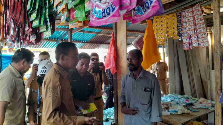 Pj. Wali Kota Tual A. Yani Renuat membawa ratusan Aparatur Sipil Negara (ASN) untuk berbelanja di Pasar Un, pasar baru di Kota Tual, Maluku, Senin (4/12/2023). Foto: Labes Remetwa