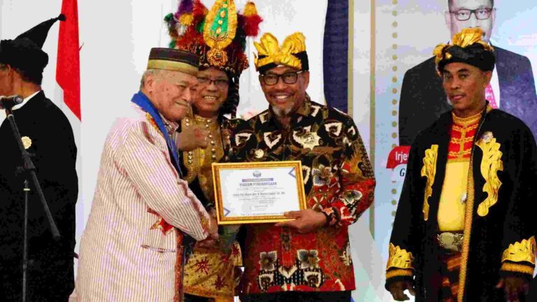 Murad Ismail Dikukuhkan Sebagai Kerabat dan Sesepuh Kesultanan Buton Murad Ismail Dikukuhkan Sebagai Kerabat dan Sesepuh Kesultanan Buton