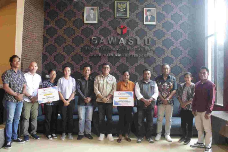 Tampak Kedua Penerima Bantuan bersama para Pimpinan Bawaslu Provinsi Maluku dan Pimpinan Bawaslu Maluku Tenggara usai penyerahan santunan. di lantai satu Bawaslu Maluku Tenggara. Jumat (5/1/2024).