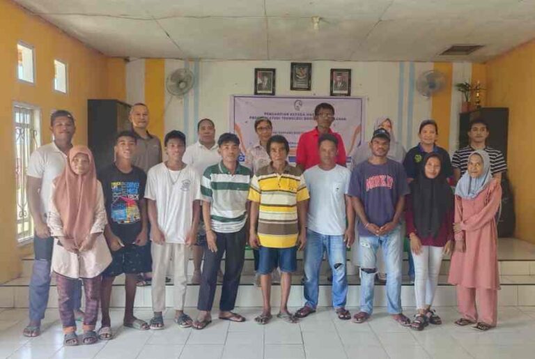 Foto bersama dosen Prodi TBP Polikant bersama Pemerintah Ohoi Sitniohoi dan masyarakat setempat, usai sosialisasi tentang komoditas teripang, Sabtu (2/12/2023). Foto: Dokpri