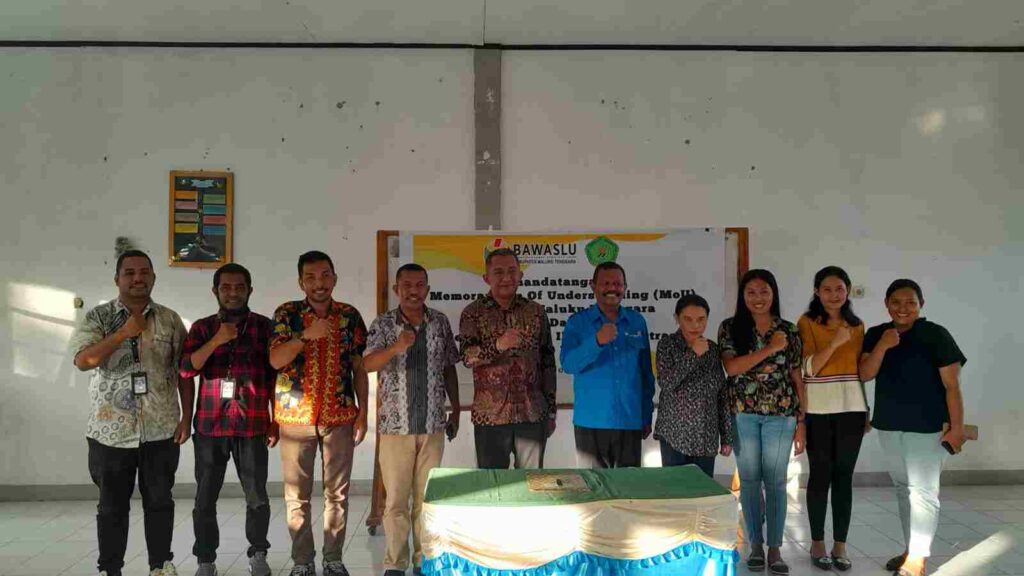 Foto bersama antara Bawaslu Malra dan STIA Langgur usai penandatanganan MoU tentang pengawasan partisipatif, Kamis (1/2/2024). Foto: Labes Remetwa