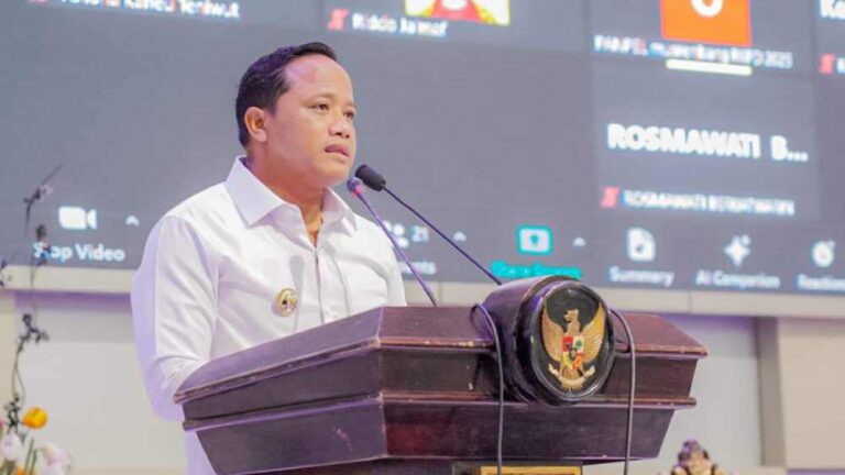 Penjabat Bupati Malra Jasmono menyampaikan sambutan dalam kegiatan Musrenbang RKPD tahun 2025 untuk 11 kecamatan. Kegiatan tersebut dilaksanakan di Aula Kantor Bupati Malra, Rabu (28/2/2024). Foto: Diskominfo Malra