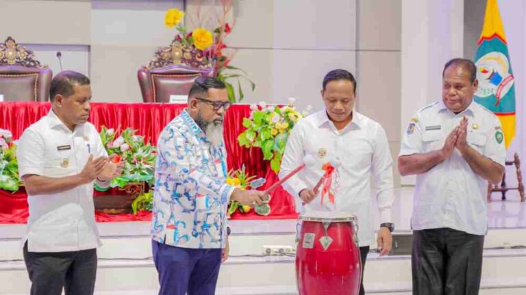 Penjabat Bupati Malra Jasmono (kedua dari kanan) dan Wakil Ketua DPRD Malra Yohanis Bosko Rahawarin (kedua dari kiri) membuka kegiatan Musrenbang RKPD tahun 2025 untuk 11 kecamatan. Kegiatan tersebut dilaksanakan di Aula Kantor Bupati Malra, Rabu (28/2/2024). Foto: Diskominfo Malra