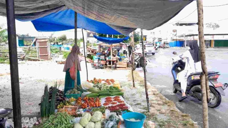 Puluhan pedagang dari Pasar Un berjualan di emper jalan, kawasan BTN-Un, Kota Tual, Maluku, Selasa (5/3/2024). Foto: Labes Remetwa