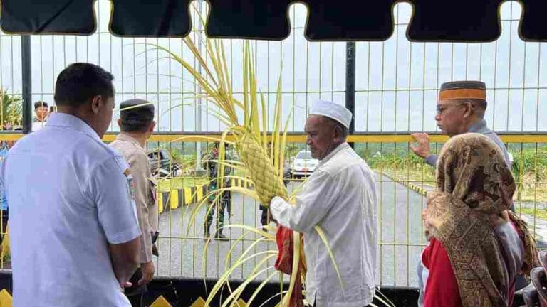 Pj. Bupati Malra Jasmono (kiri, kemeja putih) menyaksikan pelepasan Huwear atau sasi adat di Bandara Karel Sadsuitubun Langgur di Ibra, Kecamatan Kei Kecil, Kabupaten Maluku Tenggara, Maluku, Jumat (15/3/2024). Foto: Diskominfo Malra