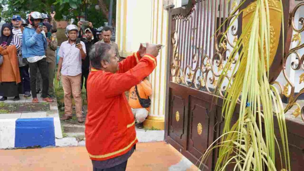 Prosesi pelepasan Sasi/Huwear (Tanda Larangan)