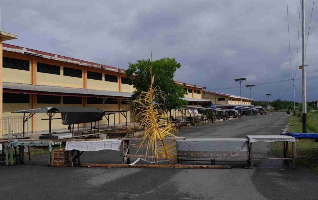 “Huwear”, tanda larangan adat yang ditancap di pintu masuk Pasar Un, Kota Tual, Maluku, Selasa (5/3/2024). Foto: Labes Remetwa