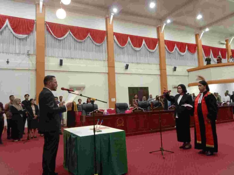 Pj Walikota Tual Hadiri Pelantikan Ursula Resmol Lewat PAW