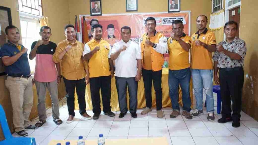 Bakal Calon Bupati Maluku Tenggara Martinus Sergius Ulukyanan (kemeja putih) bersama keluarga dan tim relawan bertemu Sekretaris DPC Hanura Malra Rudy Renyaan (kanan) bersama jajaran, di Sekretariat DPC Hanura Malra, Jumat (21/6/2024). Foto: Dedy Rumangun