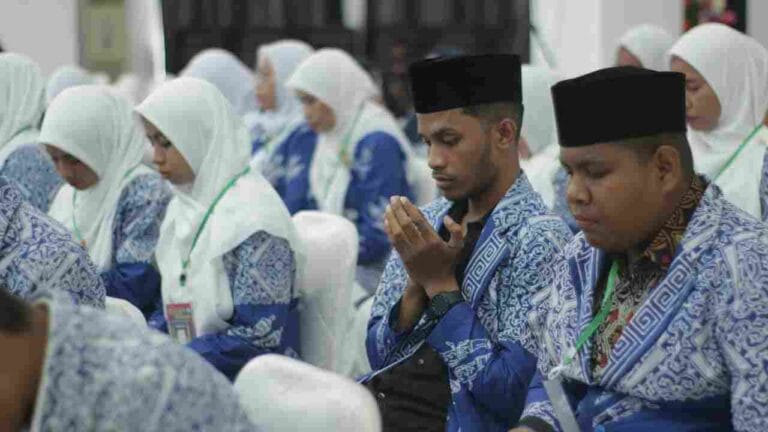 Para peserta lomba MTQ Provinsi Maluku asal Kabupaten Maluku Tenggara, mengikuti acara pelepasan kafilah di Aula Kantor Bupati Malra, Sabtu (15/6/2024). Foto: Labes Remetwa