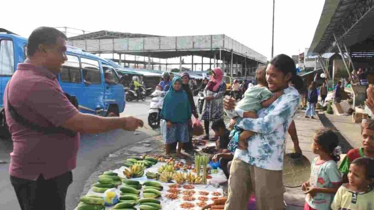 Martinus Sergius Ulukyanan (MSU) mengunjungi Pasar Langgur, Kabupaten Maluku Tenggara, pagi tadi, Minggu (23/6/2024). Foto: Labes Remetwa