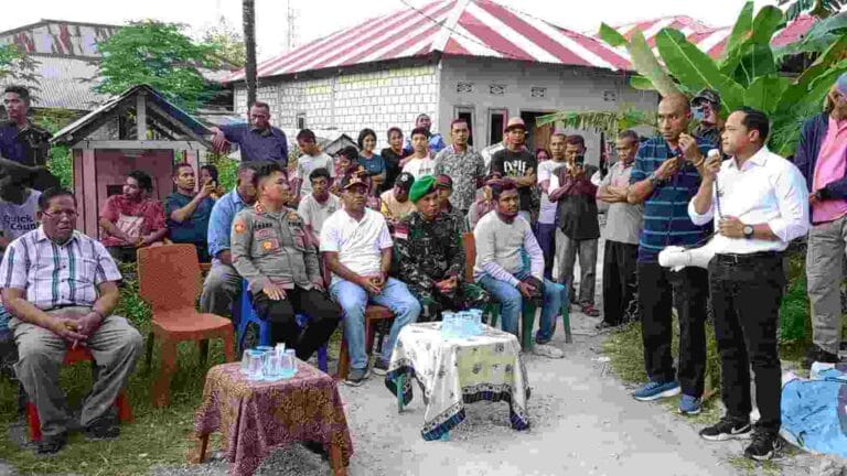 Pj. Bupati Maluku Tenggara (Malra) Jasmono (kemeja putih, kanan) merasa terharu dengan prosesi perdamaian yang terjadi antara kelompok pemuda Ohoijang dan Watdek, pada Jumat-Sabtu (14-15/6/2024). Foto: Sony Betaubun