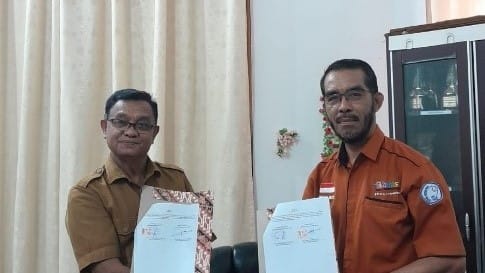 Wakil Direktur IV Ismael Marasabessy dan Kepala Dinas Pariwisata Tual Zaki Kabalmay menandatangani Perjanjian Kerja Sama (PKS) di Kantor Dinas Pariwisata Tual, Kamis (2/5/2024). Foto: Dokpri