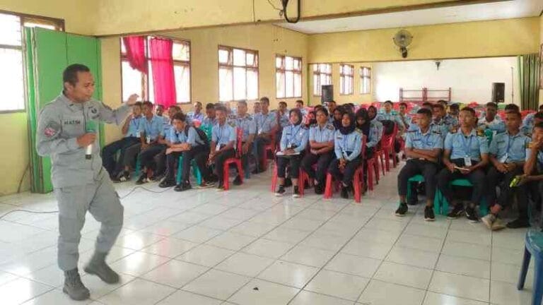 Stasiun Badan Keamanan Laut (Bakamla) Tual melakukan sosialisasi keamanan dan keselamatan kerja (K3) kepada para siswa-siswi SMK Negeri 1 Tual, yang berorientasi pada kegiatan pelajarnya di laut, Rabu (24/7/2024).