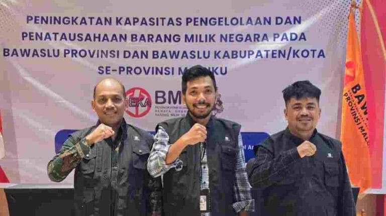 Koordinator Sekretariat Bawaslu Malra Mustakim A. S. Hasyim (tengah) bersama dua pegawai pengelola Barang Milik Negara (BMN) Bawaslu Malra, usai kegiatan di Ambon, 19-21 Juli 2024. Foto: Bawaslu Maluku Tenggara