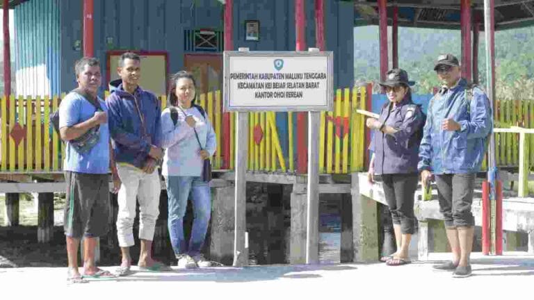 Staf Teknis Bawaslu Malra Ludovikus Lefteuw (kanan) dan Vio Barends (kedua dari kanan) didampingi Ketua Panwascam KBSB Mohamad Yahya Fakoubun (kedua dari kiri) dan Kordiv HP2H Panwascam KBSB Sarlota I. Rahayan (ketiga dari kiri), dan PKD Ohoi Rerean Nani Labetubun (kiri), melakukan monitoring Coklit di Ohoi Rerean, Kecamatan Kei Besar Selatan Barat, Senin (15/7/2024). Foto: Labes Remetwa