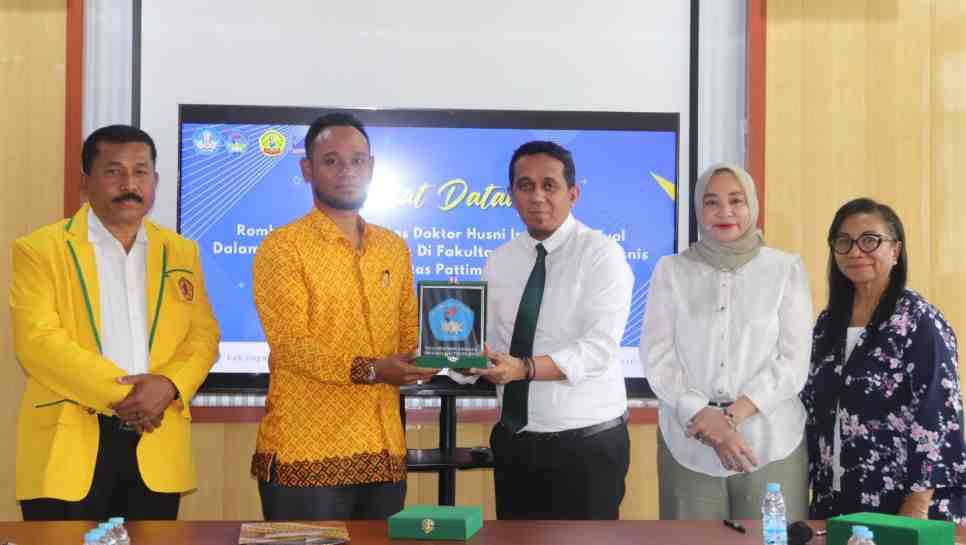 Dekan FEB Unpatti Ambon Prof. Dr. Teddy Ch. Leasiwal, S.E., M.Si menyerahkan cinderamata kepada Dekan Fakultas Hukum Uningrat Tual Junaidi Abdulllah Ingratubun, S.H., M.H., M.Kn, dalam kegiatan benchmarking dan penandatanganan Perjanjian Kerja Sama (PKS), Selasa 30 Juli 2024. Foto: Dokpri