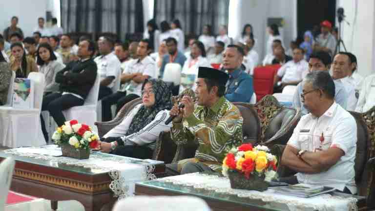 Ketua Majelis Ulama Indonesia (MUI) Kabupaten Maluku Tenggara M. Zein Matdoan menyampaikan pandangannya dalam kegiatan Musrenbang RPJPD di Kantor Bupati Malra, Rabu (10/7/2024). Foto: Labes Remetwa