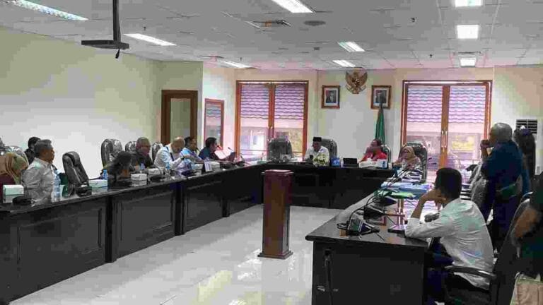 Komisi II DPRD Provinsi Maluku menggelar rapat bersama dengan PT. Pertamina dan agen minyak, bahas kelangkaan minyak tanah, Rabu (3/7/2024). Foto: Chintia Samangun