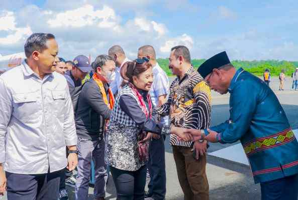 Pj. Bupati Malra Jasmono mendampingi Direktur Regional III Bappenas Ika Retna Wulandary, menyapa satu per satu pejabat daerah, di Bandara Karel Sadsuitubun Langgur, Minggu (7/7/2024). Foto: Diskominfo Malra