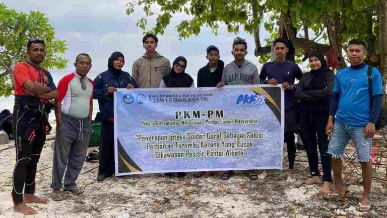 Mahasiswa Politeknik Perikanan Negeri Tual (Polikant) yang tergabung dalam Tim Program Kreativitas Mahasiswa Pengabdian Masyarakat (PKM-PM), melakukan transplantasi terumbu karang, di Pantai Ngiarwarat, Kabupaten Maluku Tenggara, 20-21 Juli 2024. Foto: Dokpri