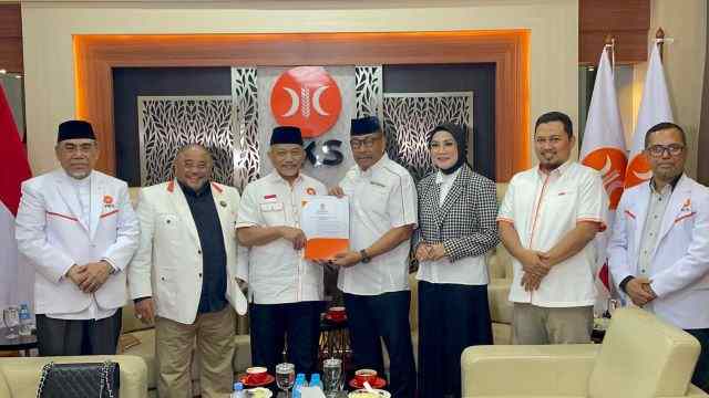 Presiden PKS Ahmad Syaikhu menyerahkan rekomendasi kepada Murad Ismail – Michael Wattimena. Penyerahan ini dilakukan di Kantor DPP PKS, Jakarta Selatan, Senin (8/7/2024).
