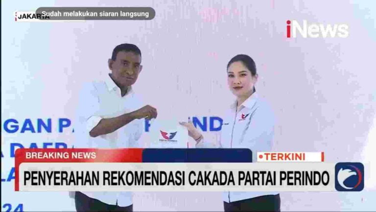 Ketua Harian Nasional Angela Tanoesoedibjo (kanan) menyerahkan rekomendasi Partai Perindo kepada Akhmad Yani Renuat (AYR) sebaga Bakal Calon Wali Kota Tual 2024-2029, Rabu (17/7/2024). Foto: Tangkapan Layar