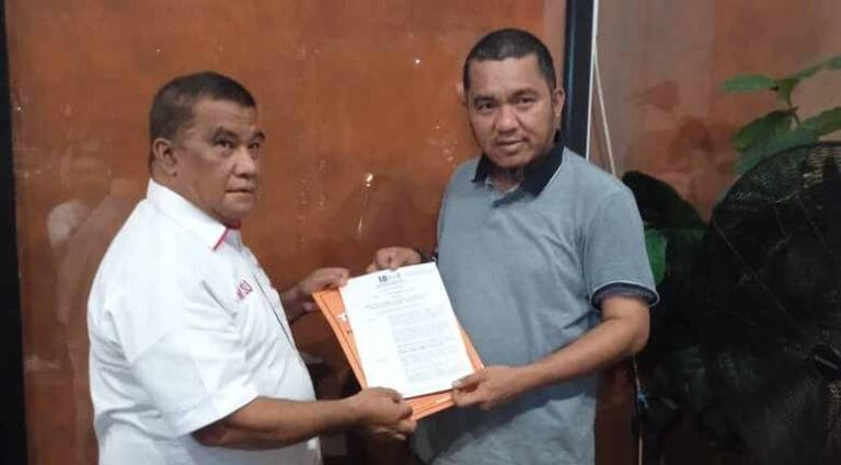 Ketua Tim Penjaringan Bacalon Kepala Daerah DPD Hanura Maluku Abu Bakar Talaohu menyerahkan rekomendasi Partai Hanura kepada Martinus Sergius Ulukyanan (MSU) di Jakarta, Selasa (27/8/2024). Foto: Humas DPP Hanura
