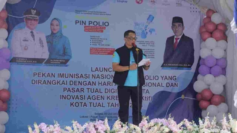 Pj. Wali Kota Tual R. Affandy Z. Hasanussi mencanangkan Pekan Imunisasi Nasional (PIN) Polio dengan tanda pelepasan balon gas, Selasa (23/7/2024). Foto: Labes Remetwa