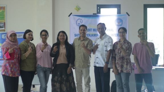 Ketua SPMI Polikant A. Malik Serang bersama auditor dan jajaran Unit Penelitian dan Pengabdian Kepada Masyarakat (UPPM) Polikant, usai kegiatan audit, Selasa (20/8/2024). Foto: Labes Remetwa